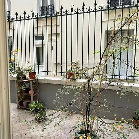 Apartment Charming Parisian At Rue Coysevox Paris